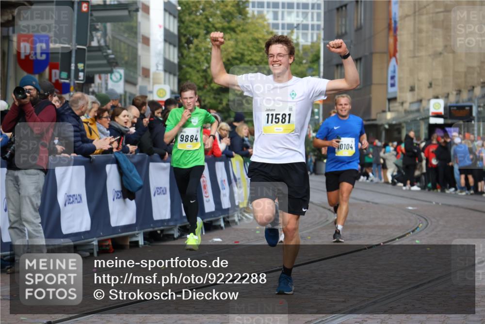 05.10.2025 - 20. swb-Marathon Bremen Strokosch-Dieckow http://msf.ph/oto/9222288 05.10.2025 10:41:53 Ziel 9884, 10104, 10155, 10691, 10880, 11581, 11710 meine-sportfotos.de