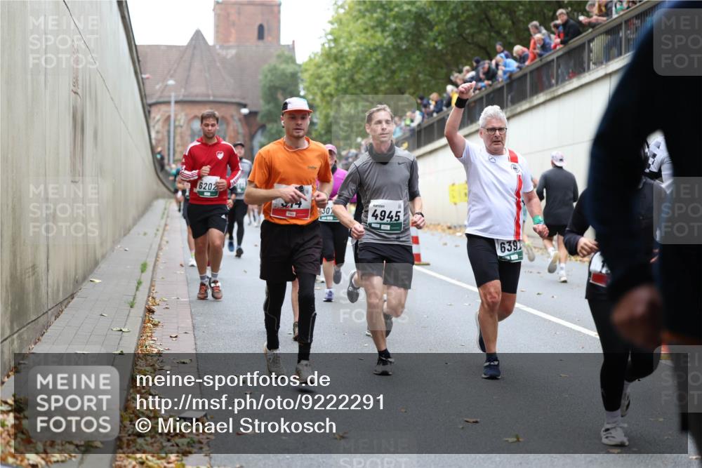05.10.2025 - 20. swb-Marathon Bremen Michael Strokosch http://msf.ph/oto/9222291 05.10.2025 12:59:42 Laufen 6202, 30, 4945, 6391 meine-sportfotos.de