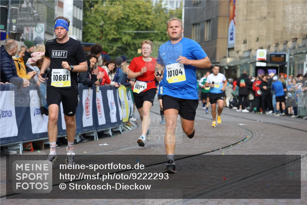 05.10.2025 - 20. swb-Marathon Bremen Strokosch-Dieckow http://msf.ph/oto/9222293 05.10.2025 10:41:56 Ziel 9849, 9884, 10104, 10155, 10691, 11581, 11710 meine-sportfotos.de
