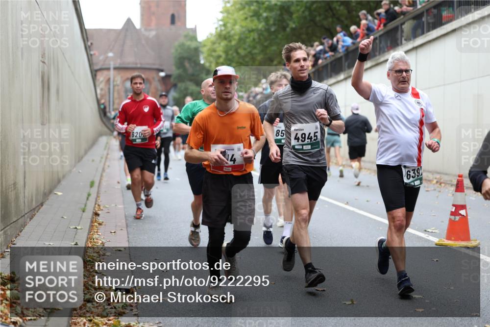 05.10.2025 - 20. swb-Marathon Bremen Michael Strokosch http://msf.ph/oto/9222295 05.10.2025 12:59:42 Laufen 620, 85, 4945, 639 meine-sportfotos.de