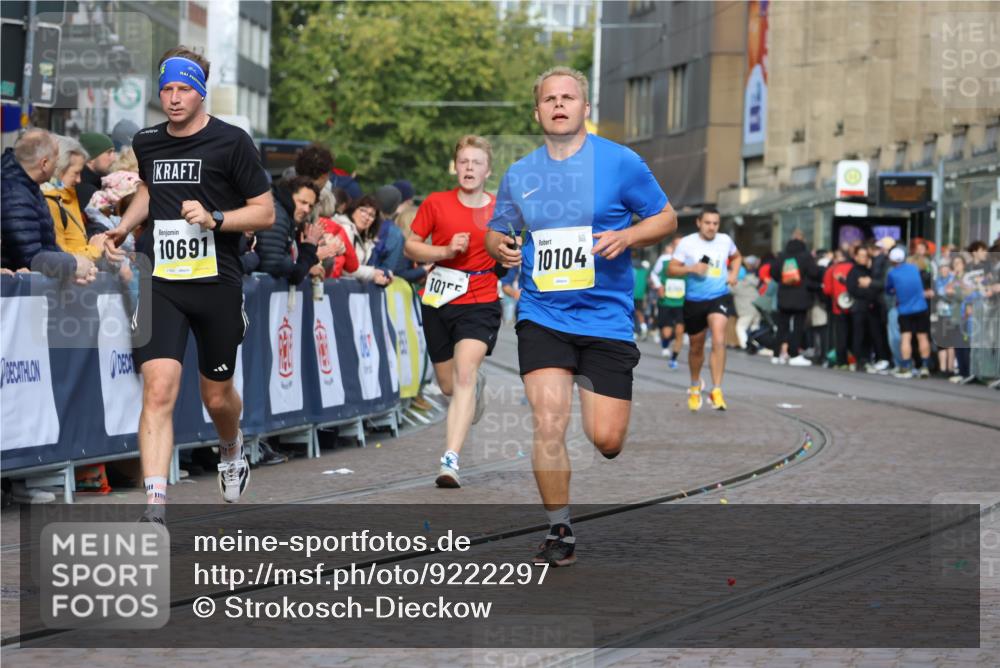05.10.2025 - 20. swb-Marathon Bremen Strokosch-Dieckow http://msf.ph/oto/9222297 05.10.2025 10:41:56 Ziel 9849, 9884, 10104, 10155, 10691, 11581, 11710 meine-sportfotos.de