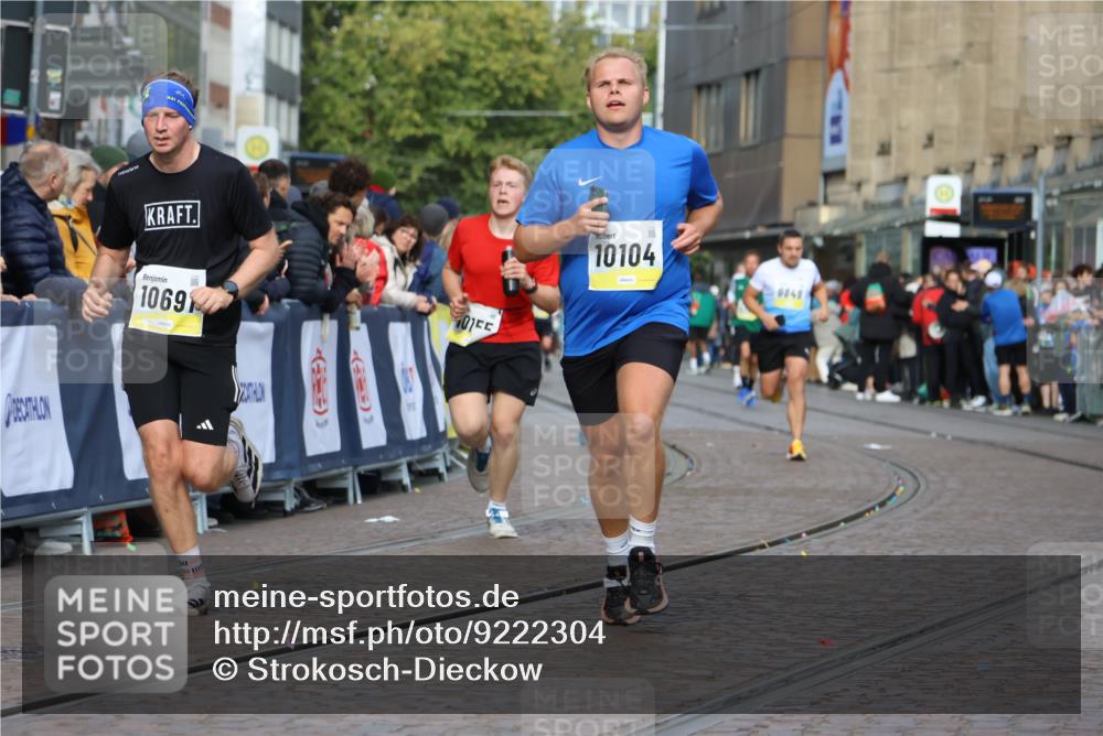 05.10.2025 - 20. swb-Marathon Bremen Strokosch-Dieckow http://msf.ph/oto/9222304 05.10.2025 10:41:56 Ziel 9849, 9884, 10104, 10155, 10691, 11581, 11710 meine-sportfotos.de