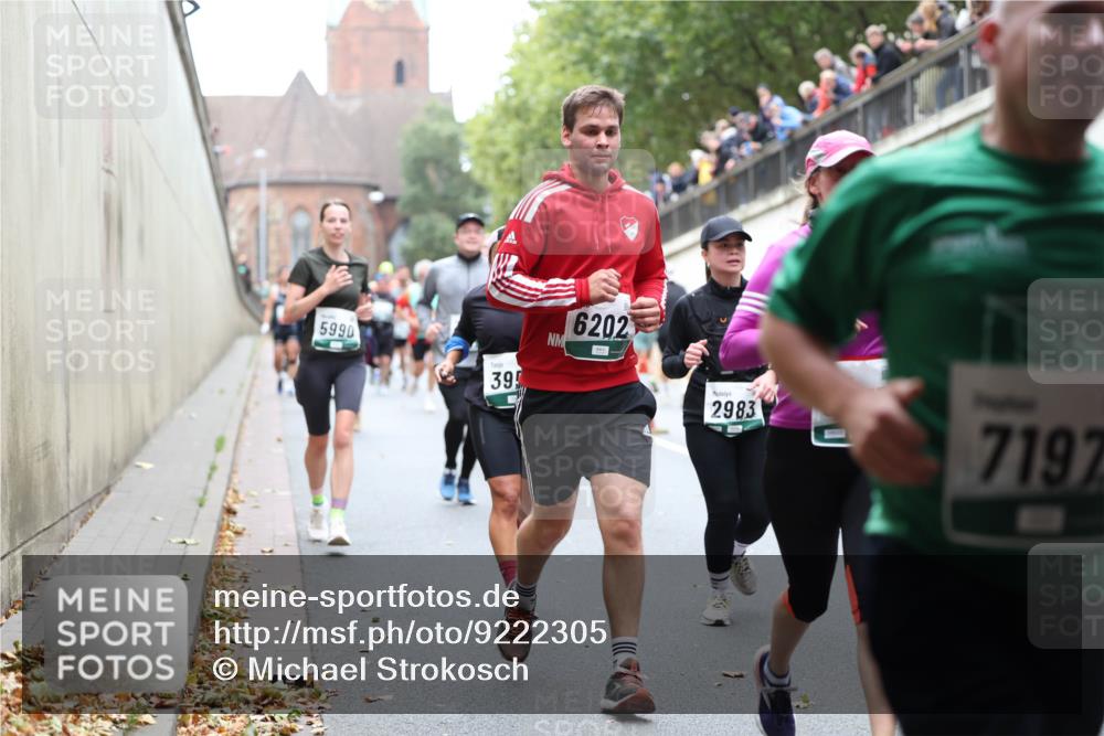 05.10.2025 - 20. swb-Marathon Bremen Michael Strokosch http://msf.ph/oto/9222305 05.10.2025 12:59:45 Laufen 5990, 395, 6202, 2983, 7197 meine-sportfotos.de