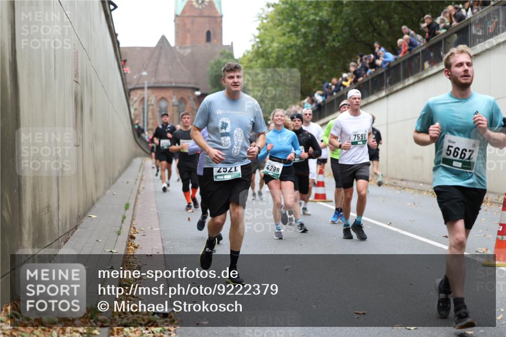05.10.2025 - 20. swb-Marathon Bremen Michael Strokosch http://msf.ph/oto/9222379 05.10.2025 13:00:10 Laufen 4299, 7591, 5667 meine-sportfotos.de