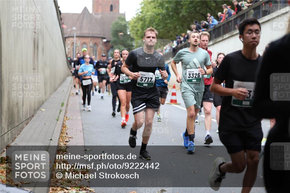 05.10.2025 - 20. swb-Marathon Bremen Michael Strokosch http://msf.ph/oto/9222442 05.10.2025 13:00:35 Laufen 322, 5717, 3326 meine-sportfotos.de