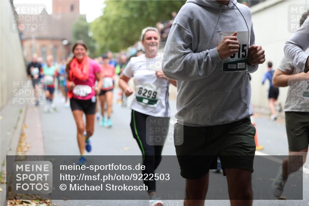 05.10.2025 - 20. swb-Marathon Bremen Michael Strokosch http://msf.ph/oto/9222503 05.10.2025 13:00:54 Laufen 8299, 15, 04439 meine-sportfotos.de