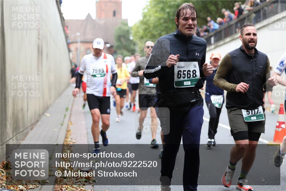 05.10.2025 - 20. swb-Marathon Bremen Michael Strokosch http://msf.ph/oto/9222520 05.10.2025 13:01:03 Laufen 7599, 6568, 7131, 502 meine-sportfotos.de