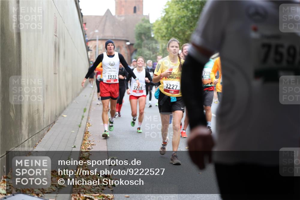 05.10.2025 - 20. swb-Marathon Bremen Michael Strokosch http://msf.ph/oto/9222527 05.10.2025 13:01:05 Laufen 1332, 2226, 1227, 7118, 759 meine-sportfotos.de