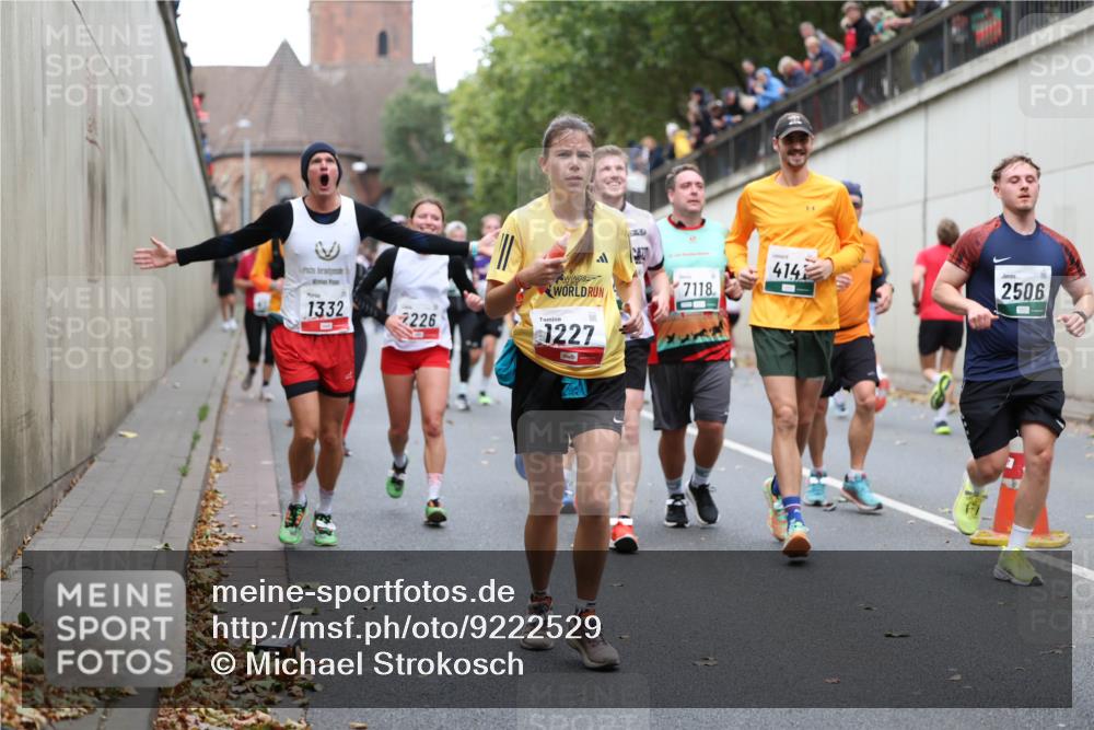 05.10.2025 - 20. swb-Marathon Bremen Michael Strokosch http://msf.ph/oto/9222529 05.10.2025 13:01:06 Laufen 1332, 2226, 1227, 859, 7118, 414, 2506 meine-sportfotos.de