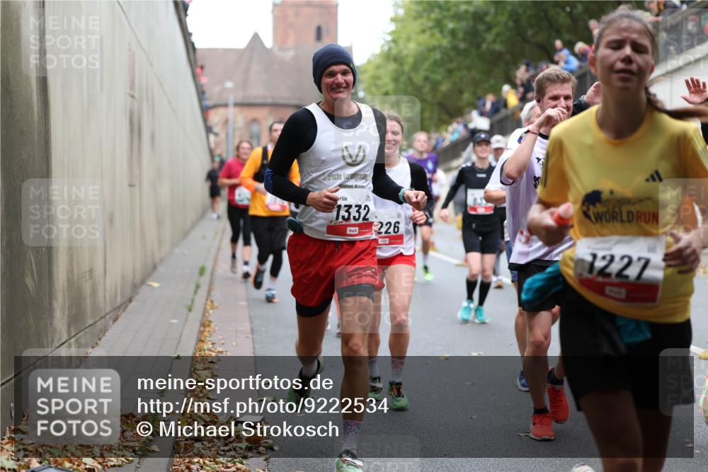 05.10.2025 - 20. swb-Marathon Bremen Michael Strokosch http://msf.ph/oto/9222534 05.10.2025 13:01:07 Laufen 1332, 226, 1227 meine-sportfotos.de