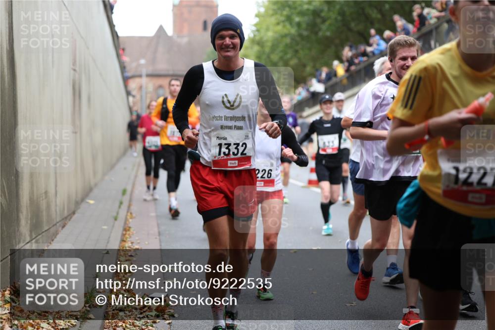 05.10.2025 - 20. swb-Marathon Bremen Michael Strokosch http://msf.ph/oto/9222535 05.10.2025 13:01:07 Laufen 1332, 226, 1227 meine-sportfotos.de