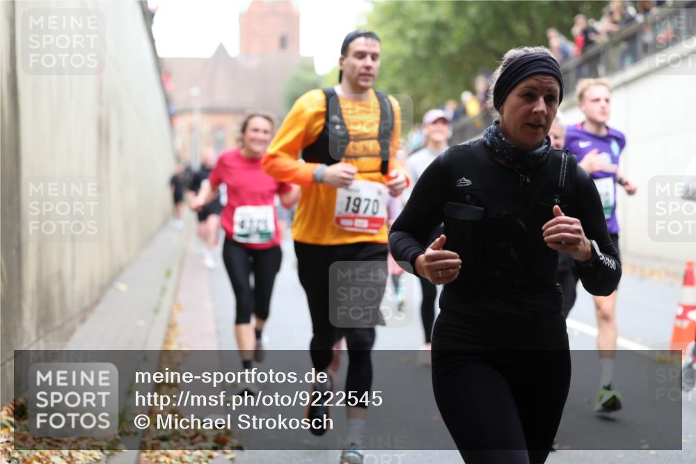05.10.2025 - 20. swb-Marathon Bremen Michael Strokosch http://msf.ph/oto/9222545 05.10.2025 13:01:10 Laufen 1970 meine-sportfotos.de