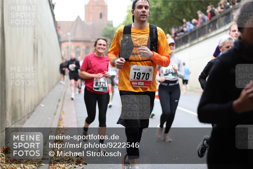 05.10.2025 - 20. swb-Marathon Bremen Michael Strokosch http://msf.ph/oto/9222546 05.10.2025 13:01:11 Laufen 8325, 1970, 00508, 865 meine-sportfotos.de