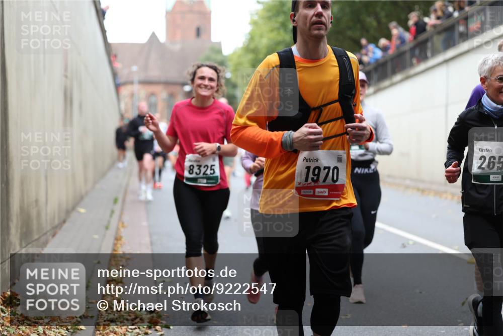 05.10.2025 - 20. swb-Marathon Bremen Michael Strokosch http://msf.ph/oto/9222547 05.10.2025 13:01:11 Laufen 8325, 1970, 00508, 265 meine-sportfotos.de
