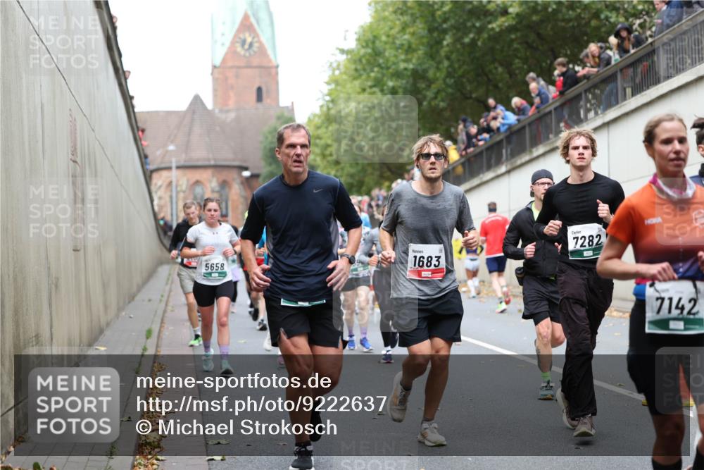 05.10.2025 - 20. swb-Marathon Bremen Michael Strokosch http://msf.ph/oto/9222637 05.10.2025 13:01:40 Laufen 5658, 1683, 7282, 7142 meine-sportfotos.de
