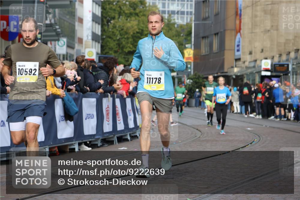 05.10.2025 - 20. swb-Marathon Bremen Strokosch-Dieckow http://msf.ph/oto/9222639 05.10.2025 10:42:39 Ziel 10592, 11178 meine-sportfotos.de