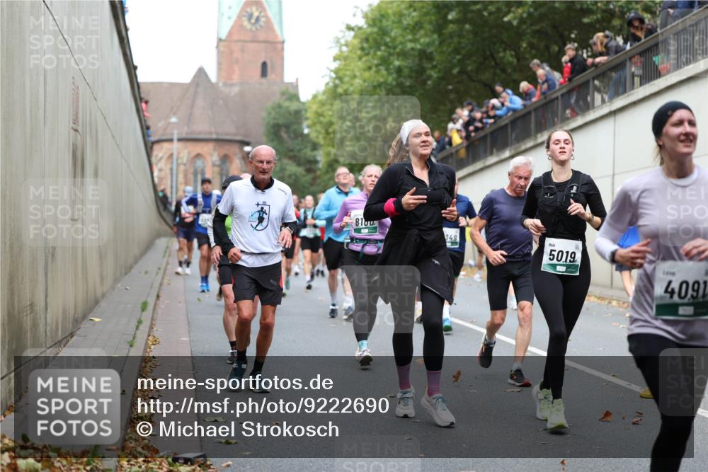 05.10.2025 - 20. swb-Marathon Bremen Michael Strokosch http://msf.ph/oto/9222690 05.10.2025 13:01:58 Laufen 9015, 81, 5019, 4091 meine-sportfotos.de