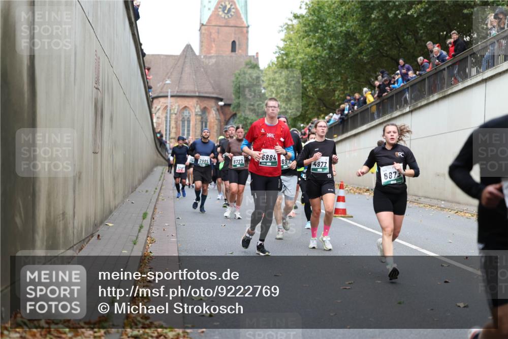 05.10.2025 - 20. swb-Marathon Bremen Michael Strokosch http://msf.ph/oto/9222769 05.10.2025 13:02:26 Laufen 6884, 2985, 8727, 69, 4977, 22, 15, 6873 meine-sportfotos.de