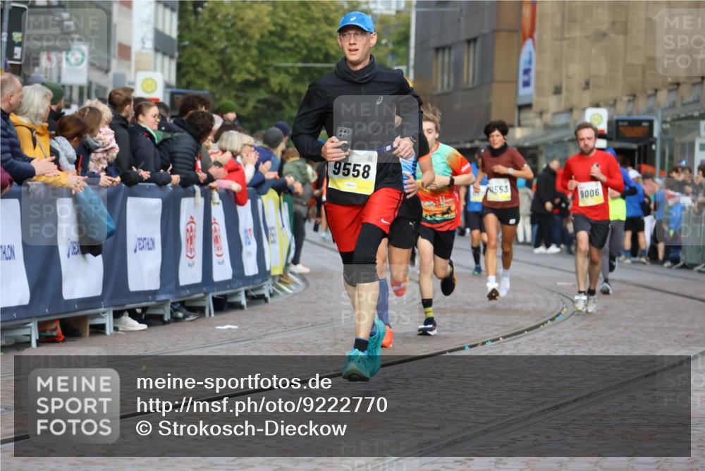 05.10.2025 - 20. swb-Marathon Bremen Strokosch-Dieckow http://msf.ph/oto/9222770 05.10.2025 10:43:02 Ziel 9006, 9302, 9558, 10045, 10553, 10961, 11476 meine-sportfotos.de