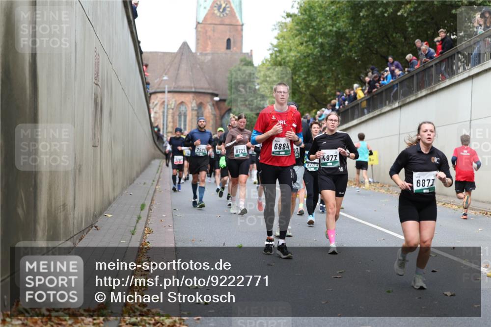 05.10.2025 - 20. swb-Marathon Bremen Michael Strokosch http://msf.ph/oto/9222771 05.10.2025 13:02:26 Laufen 6884, 2985, 8722, 92, 6204, 4977, 15, 6877 meine-sportfotos.de