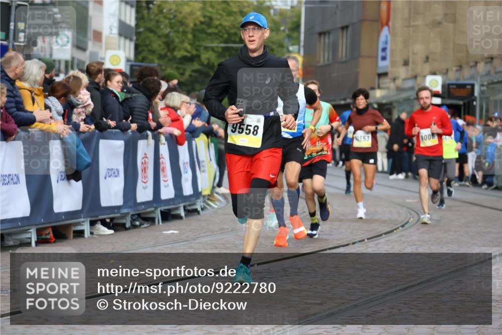 05.10.2025 - 20. swb-Marathon Bremen Strokosch-Dieckow http://msf.ph/oto/9222780 05.10.2025 10:43:02 Ziel 9006, 9302, 9558, 10045, 10553, 10961, 11476 meine-sportfotos.de