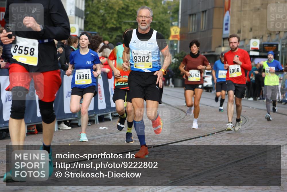 05.10.2025 - 20. swb-Marathon Bremen Strokosch-Dieckow http://msf.ph/oto/9222802 05.10.2025 10:43:04 Ziel 9006, 9302, 9558, 10474, 10553, 10961, 11476 meine-sportfotos.de