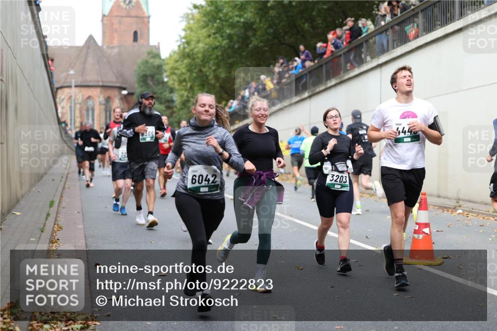 05.10.2025 - 20. swb-Marathon Bremen Michael Strokosch http://msf.ph/oto/9222823 05.10.2025 13:02:42 Laufen 32, 8386, 6042, 3203, 444 meine-sportfotos.de