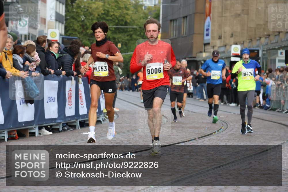 05.10.2025 - 20. swb-Marathon Bremen Strokosch-Dieckow http://msf.ph/oto/9222826 05.10.2025 10:43:06 Ziel 9006, 9302, 9558, 10474, 10553, 10961, 10979, 11476 meine-sportfotos.de