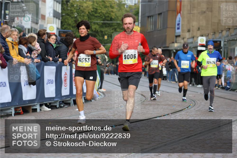 05.10.2025 - 20. swb-Marathon Bremen Strokosch-Dieckow http://msf.ph/oto/9222839 05.10.2025 10:43:06 Ziel 9006, 9302, 9558, 10474, 10553, 10961, 10979, 11476 meine-sportfotos.de