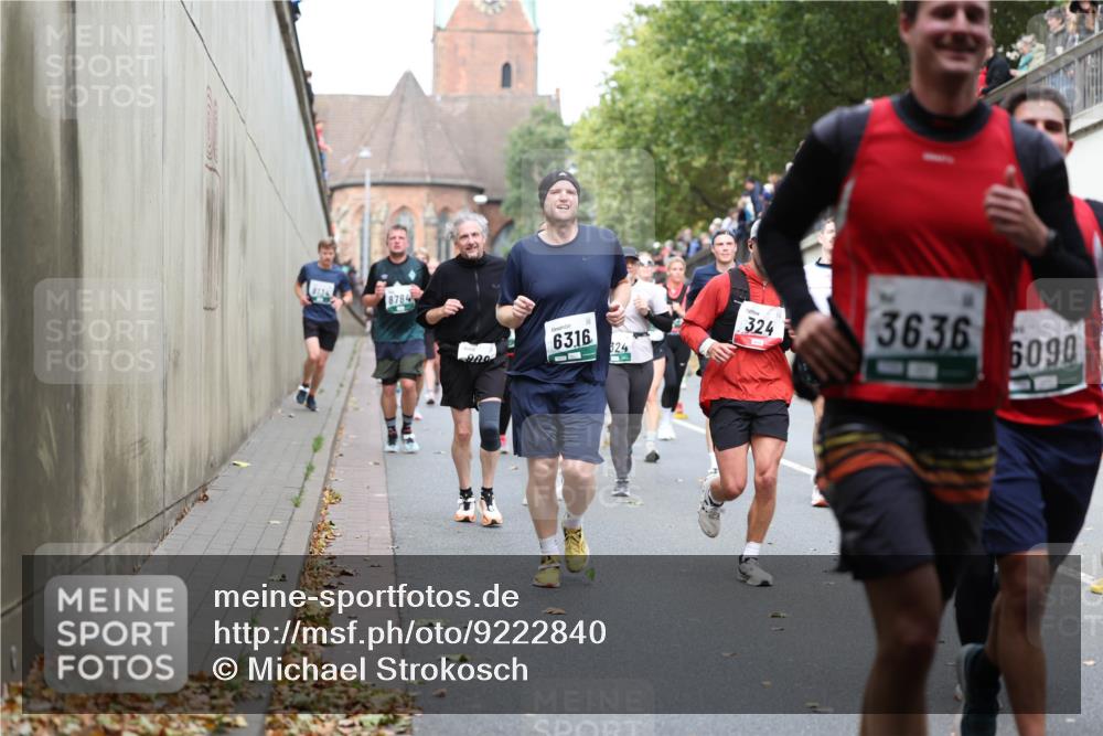 05.10.2025 - 20. swb-Marathon Bremen Michael Strokosch http://msf.ph/oto/9222840 05.10.2025 13:02:48 Laufen 8134, 8784, 900, 63, 16, 324, 324, 3636, 6090 meine-sportfotos.de