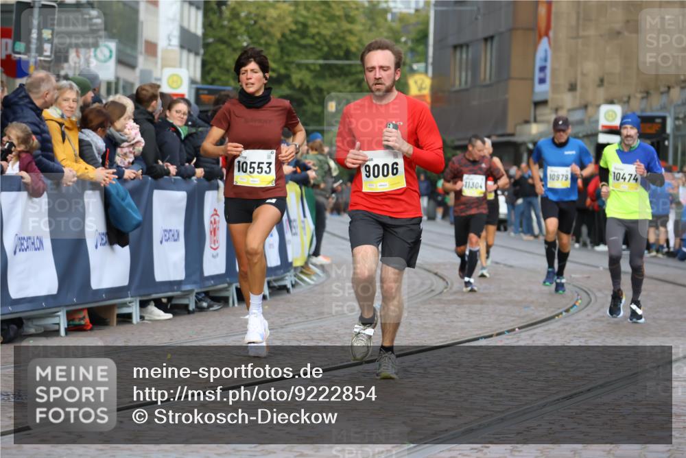 05.10.2025 - 20. swb-Marathon Bremen Strokosch-Dieckow http://msf.ph/oto/9222854 05.10.2025 10:43:06 Ziel 9006, 9302, 9558, 10474, 10553, 10961, 10979, 11476 meine-sportfotos.de