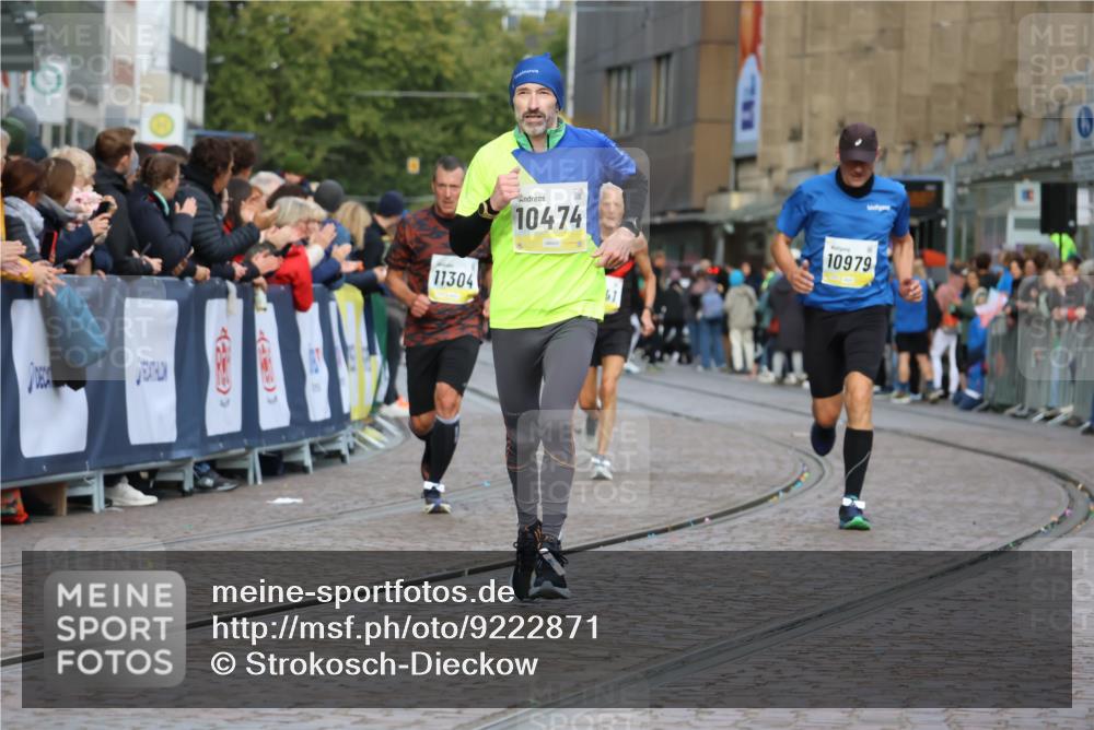 05.10.2025 - 20. swb-Marathon Bremen Strokosch-Dieckow http://msf.ph/oto/9222871 05.10.2025 10:43:10 Ziel 9006, 10474, 10541, 10553, 10979, 11304, 11476 meine-sportfotos.de