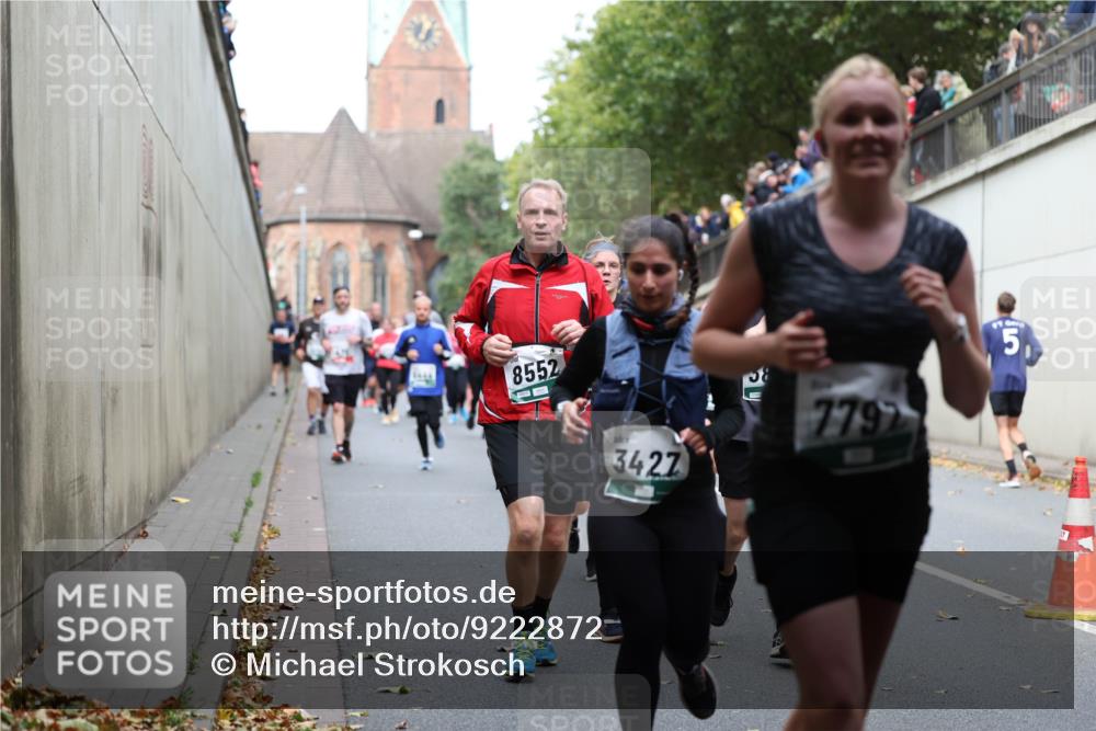 05.10.2025 - 20. swb-Marathon Bremen Michael Strokosch http://msf.ph/oto/9222872 05.10.2025 13:02:56 Laufen 8552, 3427, 7792, 5 meine-sportfotos.de