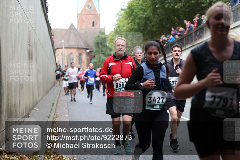 05.10.2025 - 20. swb-Marathon Bremen Michael Strokosch http://msf.ph/oto/9222873 05.10.2025 13:02:57 Laufen 8552, 3427, 87, 7792 meine-sportfotos.de