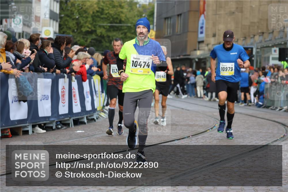 05.10.2025 - 20. swb-Marathon Bremen Strokosch-Dieckow http://msf.ph/oto/9222890 05.10.2025 10:43:10 Ziel 9006, 10474, 10541, 10553, 10979, 11304, 11476 meine-sportfotos.de