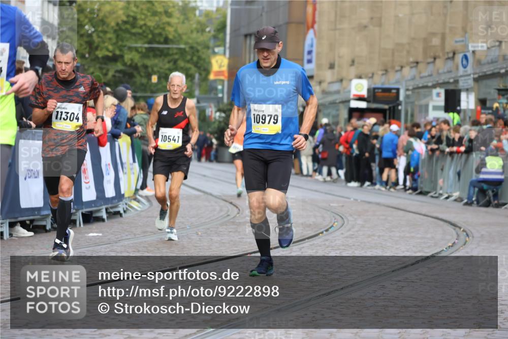 05.10.2025 - 20. swb-Marathon Bremen Strokosch-Dieckow http://msf.ph/oto/9222898 05.10.2025 10:43:12 Ziel 10474, 10541, 10979, 11304 meine-sportfotos.de
