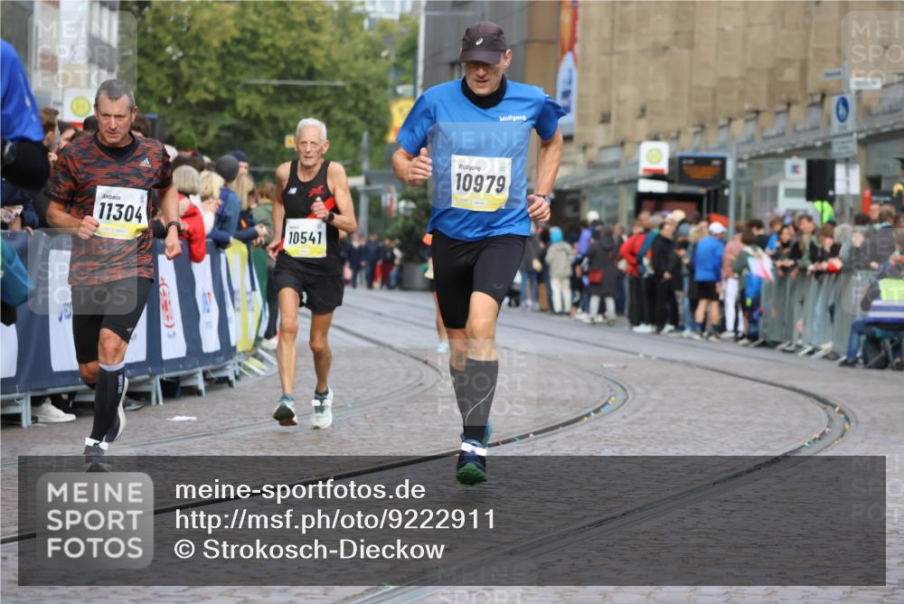 05.10.2025 - 20. swb-Marathon Bremen Strokosch-Dieckow http://msf.ph/oto/9222911 05.10.2025 10:43:12 Ziel 10474, 10541, 10979, 11304 meine-sportfotos.de