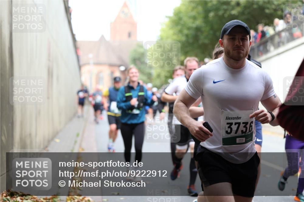 05.10.2025 - 20. swb-Marathon Bremen Michael Strokosch http://msf.ph/oto/9222912 05.10.2025 13:03:08 Laufen 3736 meine-sportfotos.de