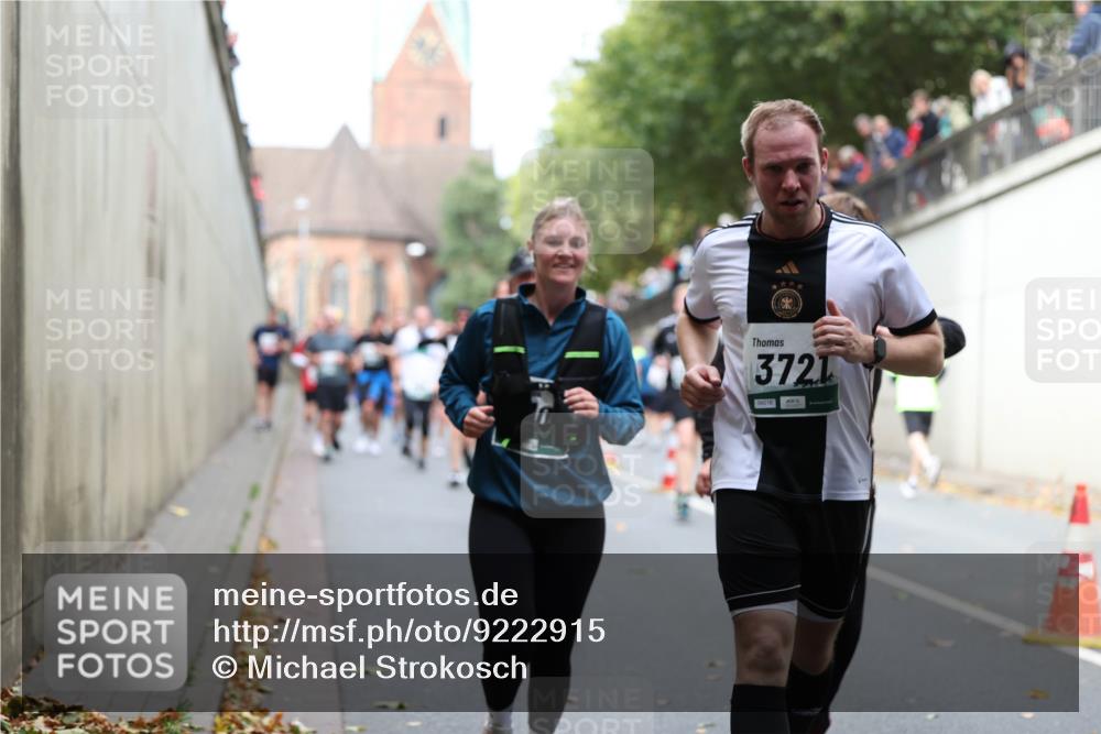05.10.2025 - 20. swb-Marathon Bremen Michael Strokosch http://msf.ph/oto/9222915 05.10.2025 13:03:09 Laufen 3721, 06016 meine-sportfotos.de