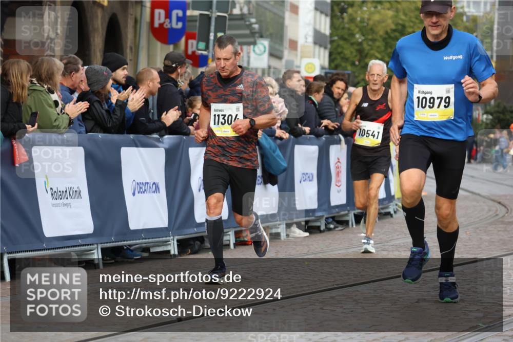 05.10.2025 - 20. swb-Marathon Bremen Strokosch-Dieckow http://msf.ph/oto/9222924 05.10.2025 10:43:13 Ziel 10474, 10541, 10979, 11304 meine-sportfotos.de