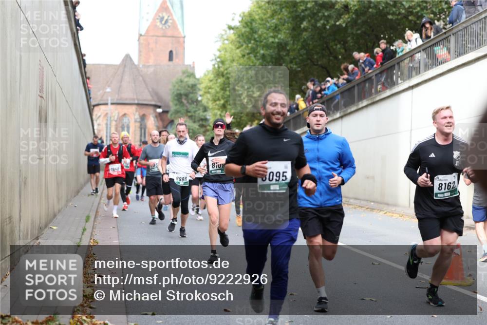 05.10.2025 - 20. swb-Marathon Bremen Michael Strokosch http://msf.ph/oto/9222926 05.10.2025 13:03:12 Laufen 1940, 8998, 8109, 095, 8162 meine-sportfotos.de