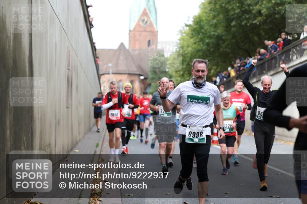 05.10.2025 - 20. swb-Marathon Bremen Michael Strokosch http://msf.ph/oto/9222937 05.10.2025 13:03:15 Laufen 79, 1940, 3220, 8998, 36, 86 meine-sportfotos.de
