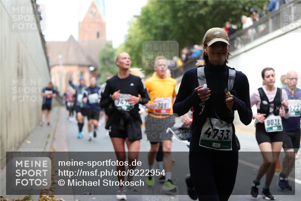 05.10.2025 - 20. swb-Marathon Bremen Michael Strokosch http://msf.ph/oto/9222954 05.10.2025 13:03:20 Laufen 7475, 1981, 4733, 9038, 522 meine-sportfotos.de