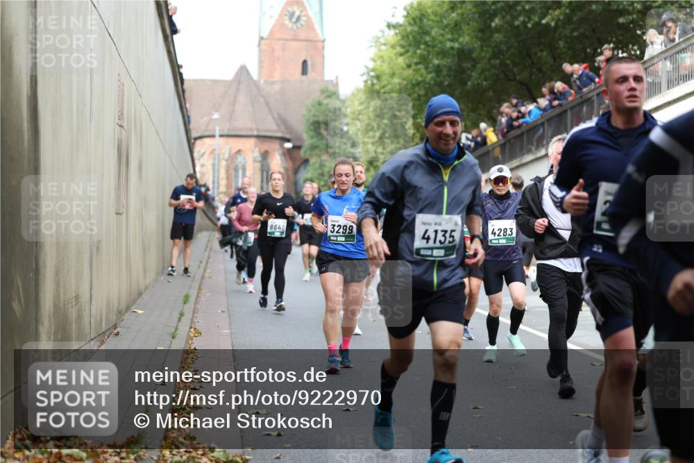 05.10.2025 - 20. swb-Marathon Bremen Michael Strokosch http://msf.ph/oto/9222970 05.10.2025 13:03:24 Laufen 8640, 3299, 4135, 4283 meine-sportfotos.de