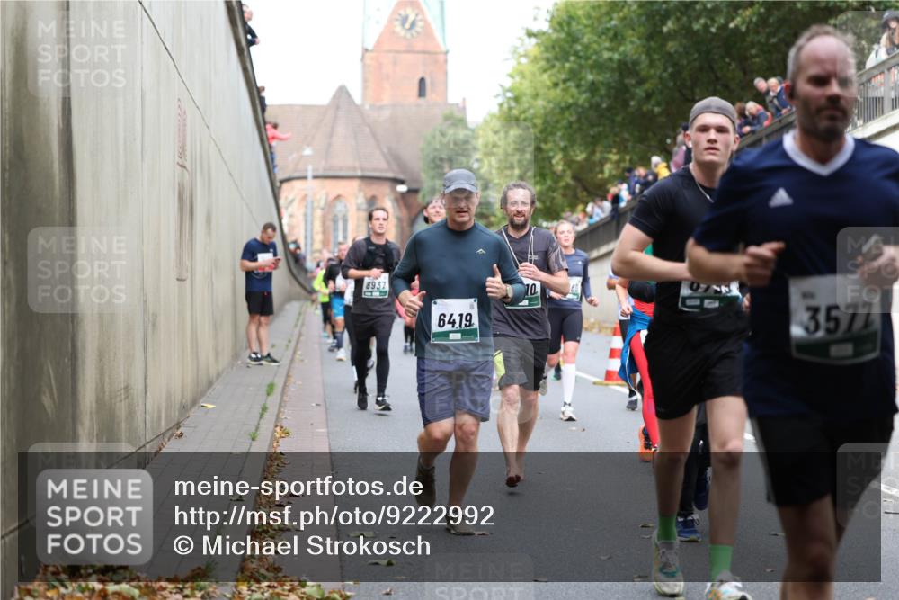05.10.2025 - 20. swb-Marathon Bremen Michael Strokosch http://msf.ph/oto/9222992 05.10.2025 13:03:32 Laufen 8937, 64, 19, 10, 3577 meine-sportfotos.de
