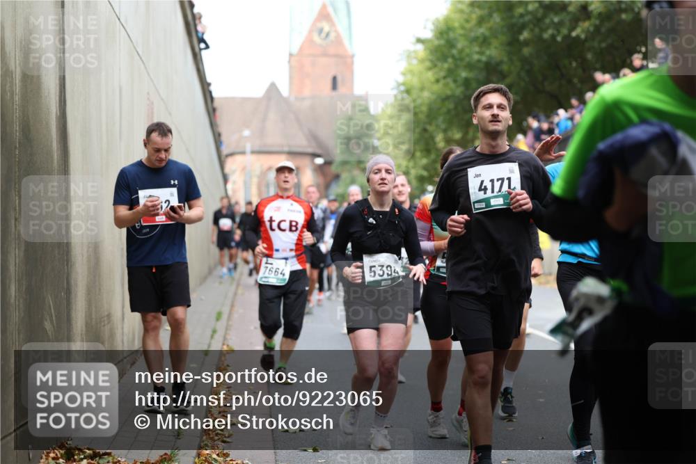 05.10.2025 - 20. swb-Marathon Bremen Michael Strokosch http://msf.ph/oto/9223065 05.10.2025 13:03:57 Laufen 7664, 5394, 4171 meine-sportfotos.de