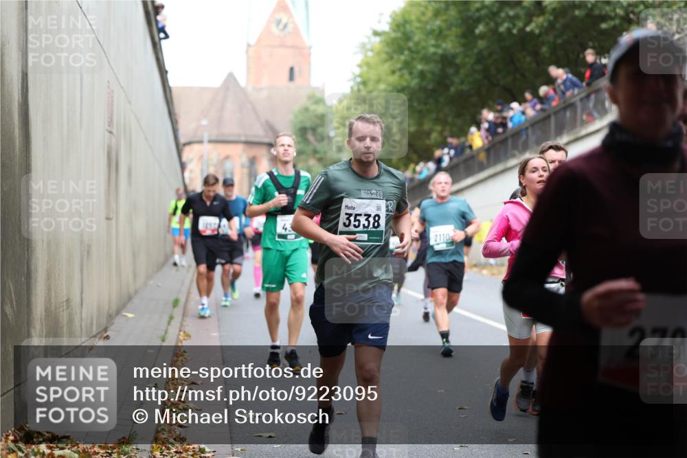 05.10.2025 - 20. swb-Marathon Bremen Michael Strokosch http://msf.ph/oto/9223095 05.10.2025 13:04:07 Laufen 20, 3538, 2110, 279 meine-sportfotos.de