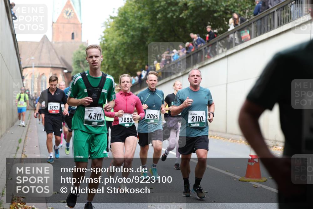 05.10.2025 - 20. swb-Marathon Bremen Michael Strokosch http://msf.ph/oto/9223100 05.10.2025 13:04:08 Laufen 1857, 4311, 7899, 9085, 2110 meine-sportfotos.de