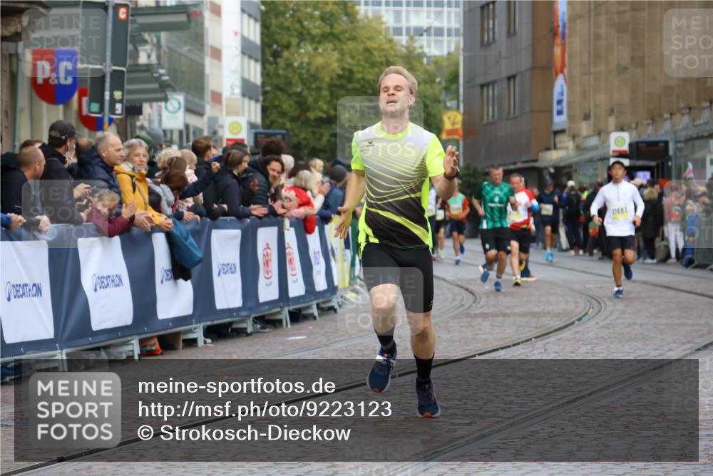 05.10.2025 - 20. swb-Marathon Bremen Strokosch-Dieckow http://msf.ph/oto/9223123 05.10.2025 10:43:48 Ziel 9170, 9270, 10559, 11683 meine-sportfotos.de