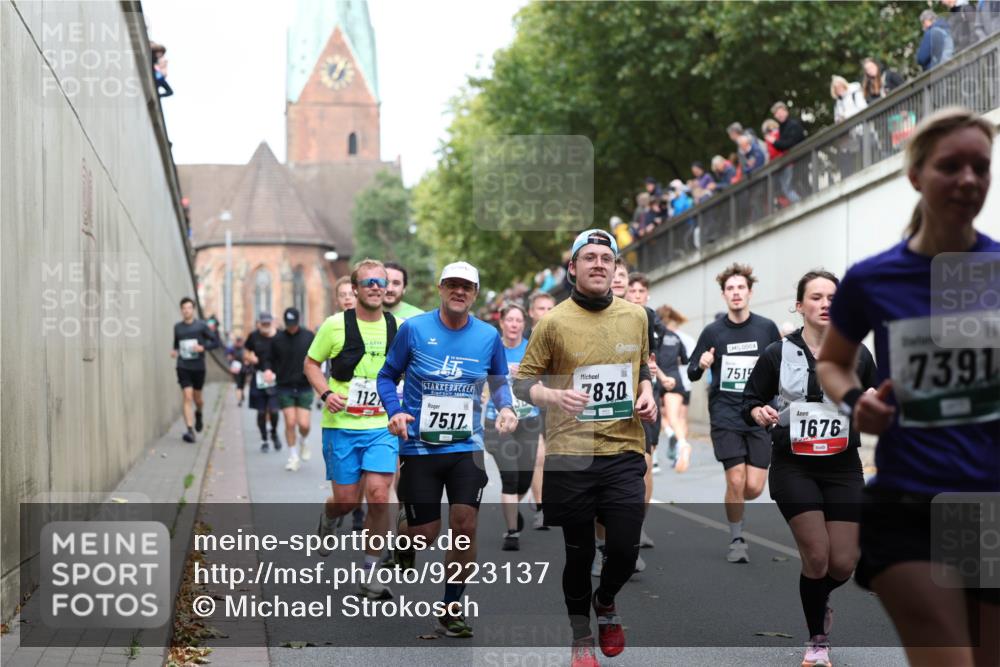 05.10.2025 - 20. swb-Marathon Bremen Michael Strokosch http://msf.ph/oto/9223137 05.10.2025 13:04:18 Laufen 112, 1868, 7517, 7830, 7515, 1676, 7391 meine-sportfotos.de